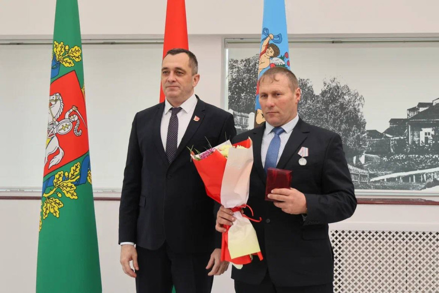 Медали «За трудовые заслуги» удостоен Александр Яночкин – тракторист-машинист ОАО «Курополье-агро»