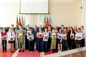 В Поставах вручили паспорта лучшим школьникам района