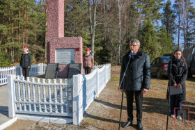 В Поставском районе почтили память сожженной деревни Альцы