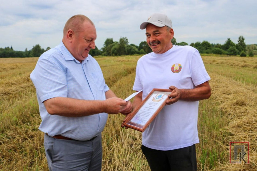 Водитель ОАО "Знамя Победы-агро" Юрий Квач первым в районе перевёз 1 000 тонн зерна