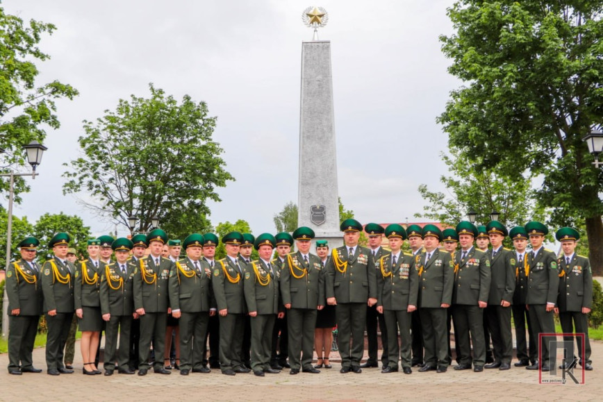 Пограничники возложили цветы к памятнику погибшим в Великой Отечественной войне