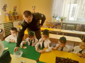 Виталий Хаткевич провёл для юных лесоводов практическое занятие по подготовке семян сосны к посадке