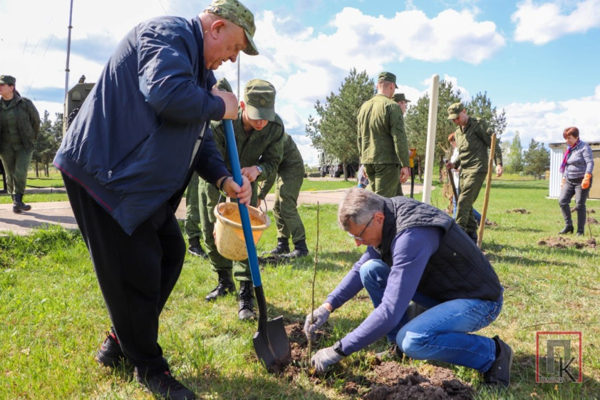 Сегодня на территории 1-го радиотехнического центра появилась аллея из 80 ясеней