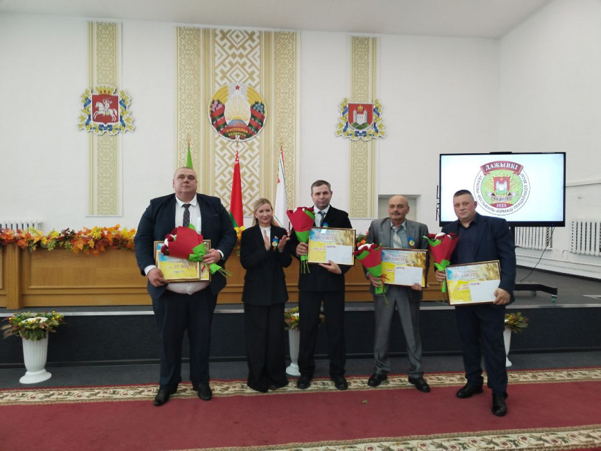 Дожинки-2025. В Чашникиском районном исполнительном комитете состоялось награждение аграриев за достижения в работе. Среди них — поставчане.