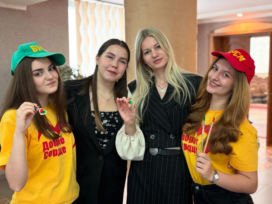 Сегодня в рамках районной встречи молодых специалистов состоялся вдохновляющий мастер-класс «Создай и носи вместе с БРСМ»!