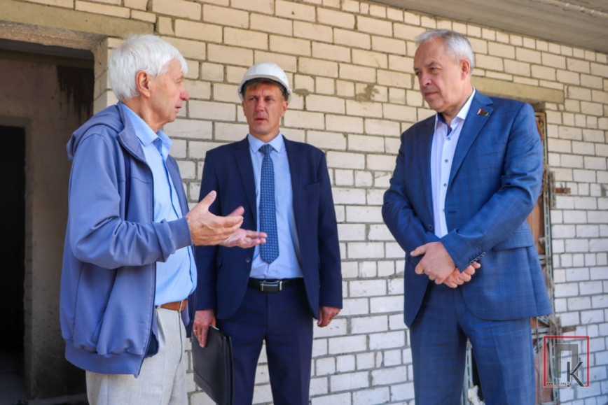 Фотофакт: Игорь Сергеенко посетил строительство нового корпуса Поставской центральной больницы