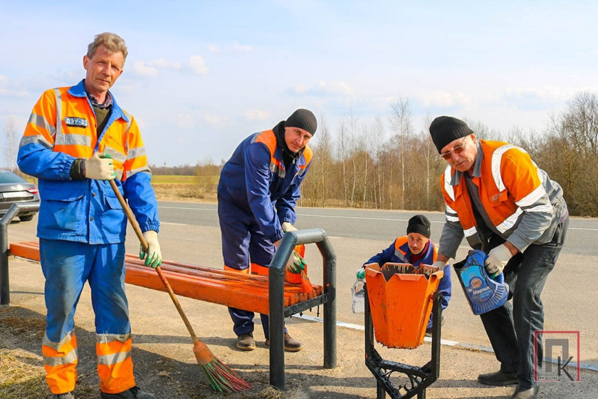 Дорожники ДЭУ-33 приступили к весеннему наведению порядка на трассах Поставщины.