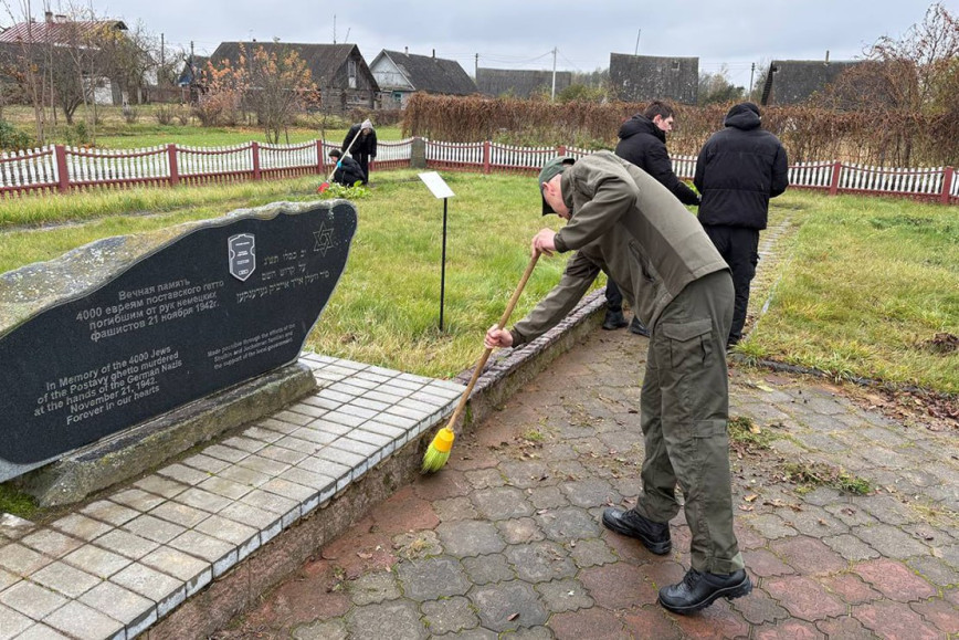 Республиканский субботник в Поставах уже стартовал
