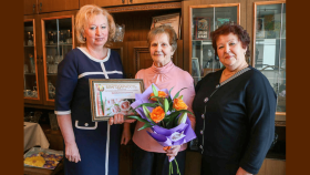 Сегодня ветеран труда Ирина Константиновна Касаткина принимала поздравления с юбилеем