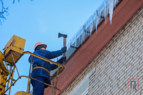 ЖКХ проводит уборку сосулек и наледи