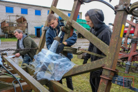 Учащиеся Поставского государственного колледжа оказывают помощь в подготовке сельскохозяйственной техники ОАО «Ярево-агро» к постановке на хранение