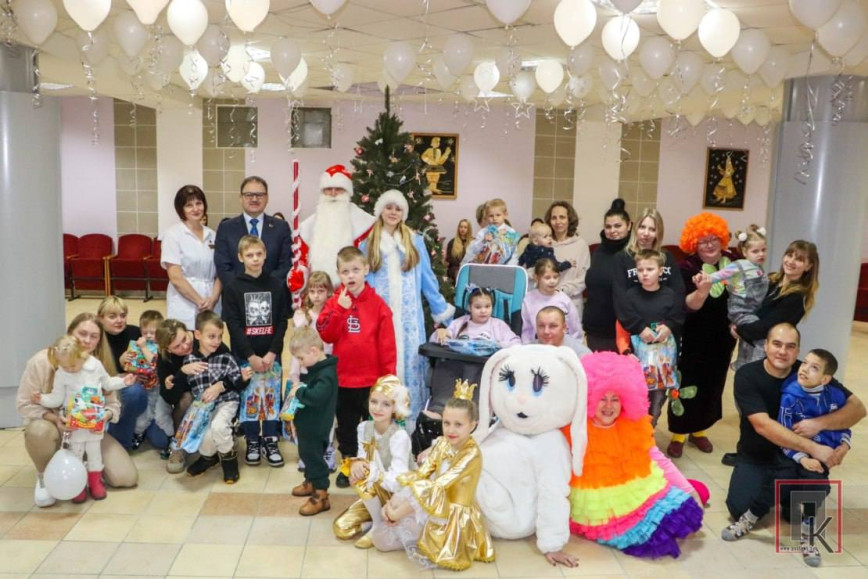 Фоторепортаж: В рамках благотворительной акции «Наши дети» в ОДРОЦ «Ветразь» устроили волшебный праздник для особенных ребят и их родителей