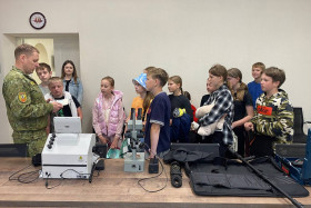 На прошлой неделе воспитанники городских летних школьных дневных лагерей посетили пограничную комендатуру «Поставы», где для них была организована увлекательная экскурсия по территории военного городка