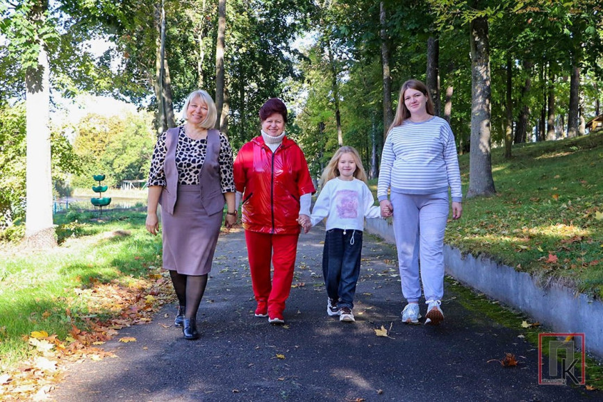 На снимке — три счастливые женщины из одной семьи