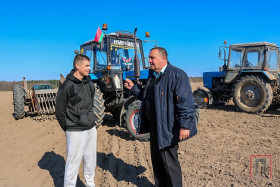 Механизаторы Поставского льнозавода начали первый этап — сев