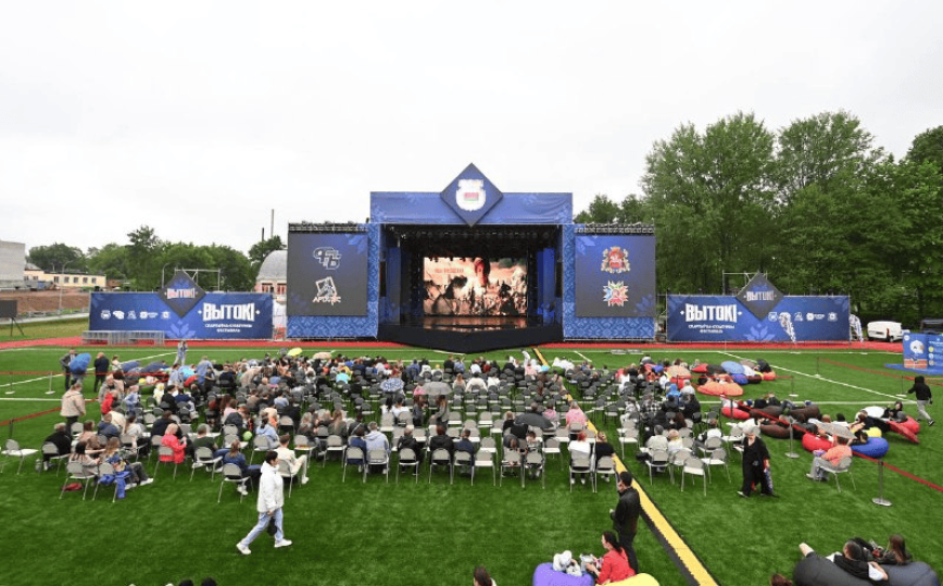 Первый день фестиваля "Вытокi" завершился кинопоказом под открытым небом