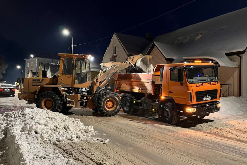 Камунальныя службы працягваюць расчышчаць Паставы ад снегу