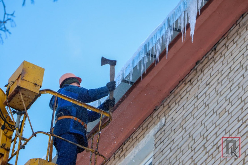 ЖКГ праводзіць уборку ледзяшоў і наледзі