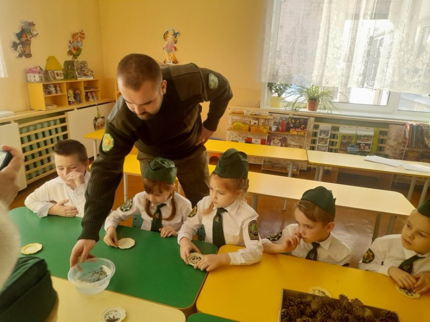 Віталь Хаткевіч правёў для юных лесаводаў практычны занятак па падрыхтоўцы насення хвоі да пасадкі