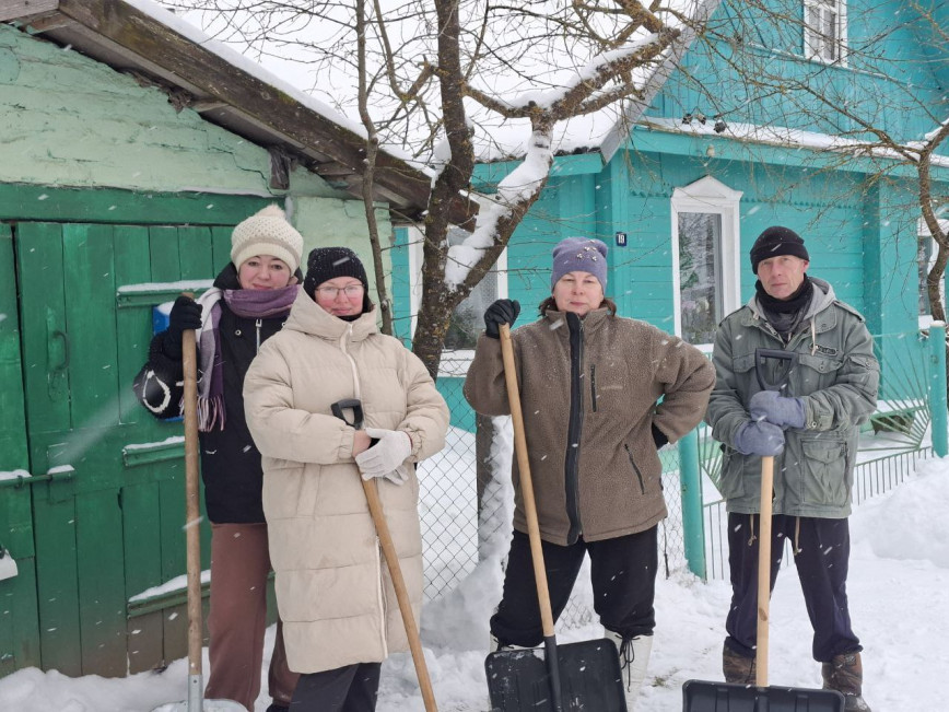 Сацыяльныя работнікі Пастаўскага ТЦСАН не пакінулі сваіх падапечных без увагі