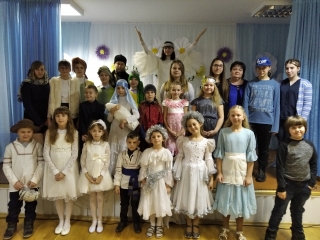 В Дуниловичском доме-интернате, как и по всей стране, не остались без
внимания Деда Мороза и Снегурочки проживающие и дети работников.