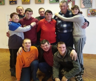 
 От
объятий станет всем теплей 
  
 