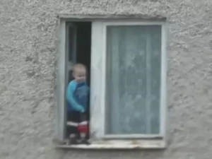 
 На
этой неделе двое малышей выпали из открытых окон   