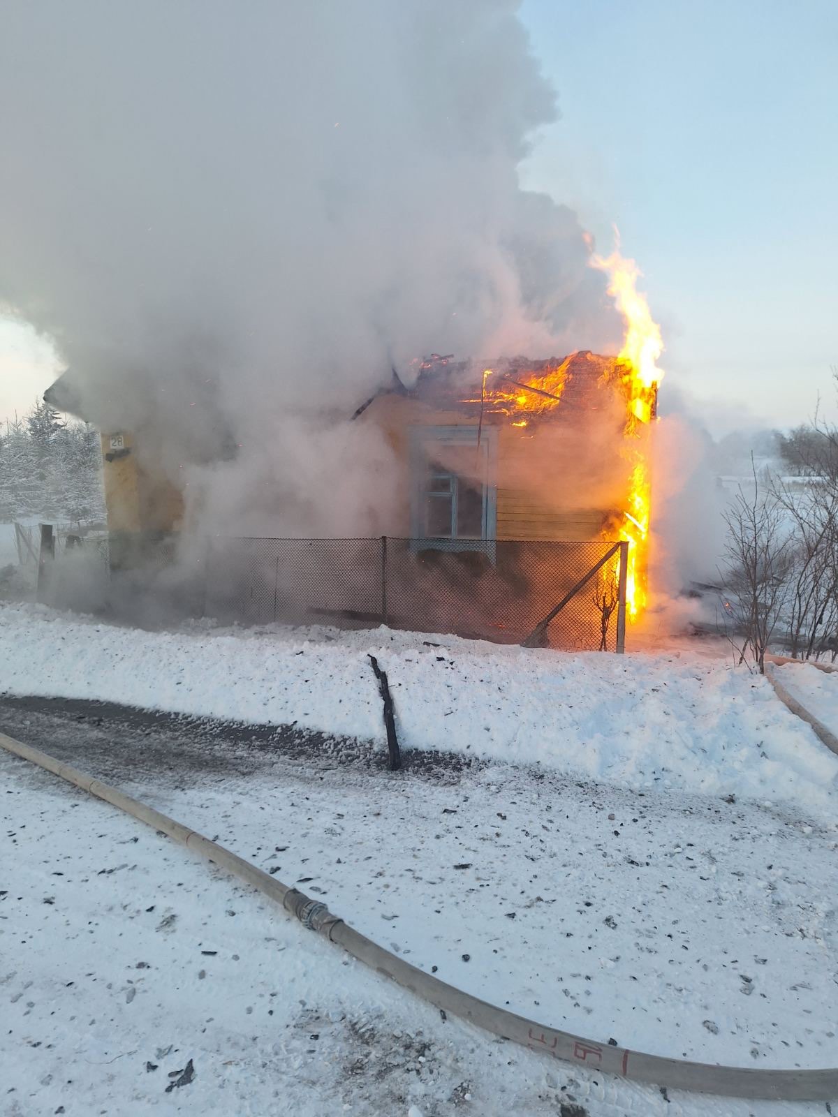 07.01.2024 в 16-04 поступило сообщение о пожаре дома по ул. Трудовой в д. Рабеки Поставского района