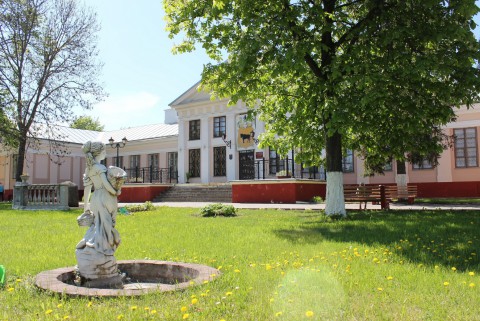 Лужайка перед дворцом Тизенгауза